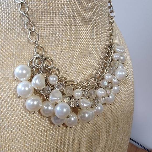 Francesca's Faux pearl and clear faceted bead chunky statement necklace - Picture 14 of 15